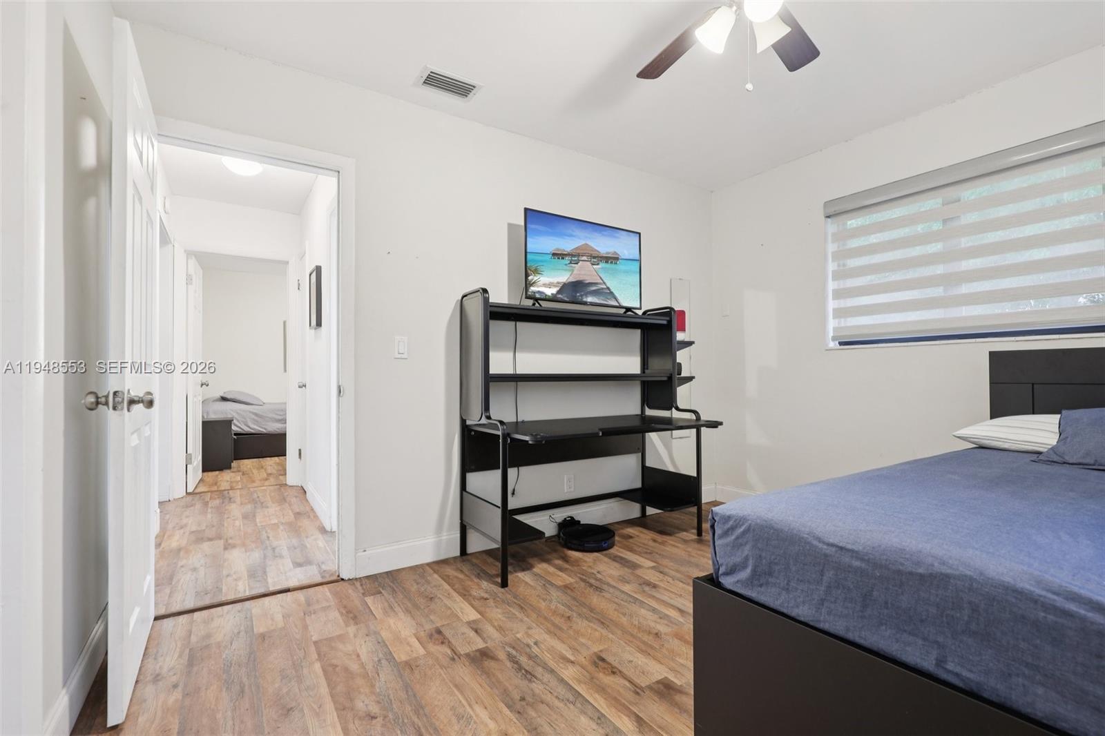 HOLLYWOOD HILLS - Residential