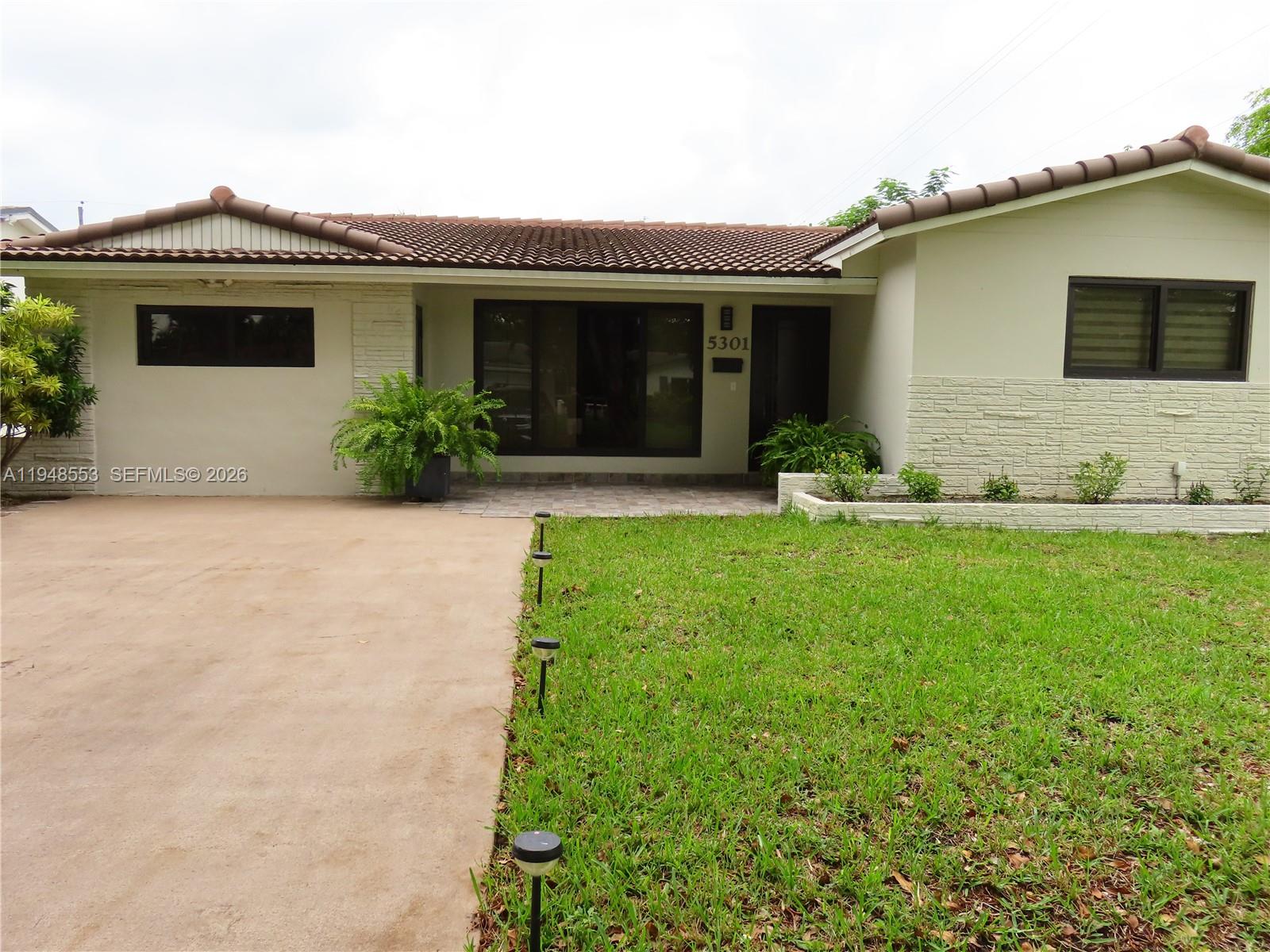 HOLLYWOOD HILLS - Residential