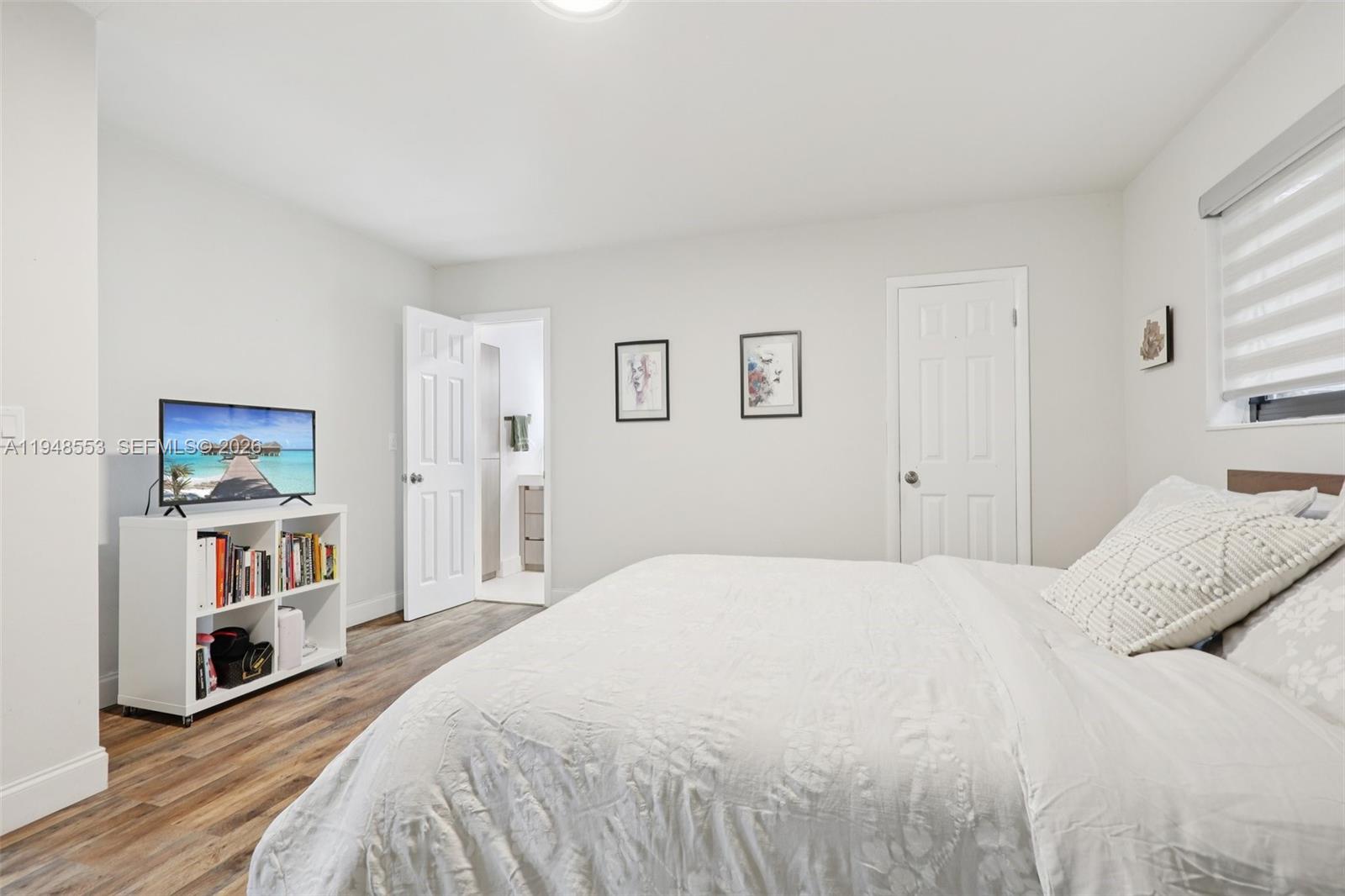 HOLLYWOOD HILLS - Residential