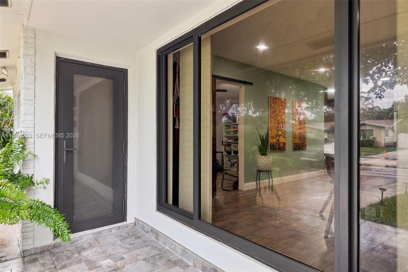 HOLLYWOOD HILLS - Residential