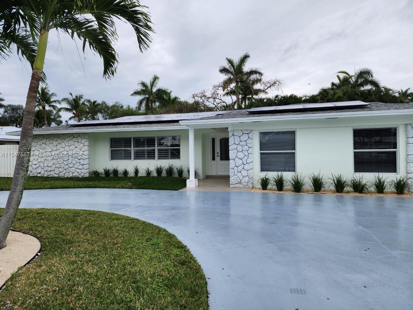 18055 Palm Point Dr  Dr, Jupiter, Palm Beach County, Florida - 4 Bedrooms  
2 Bathrooms - 