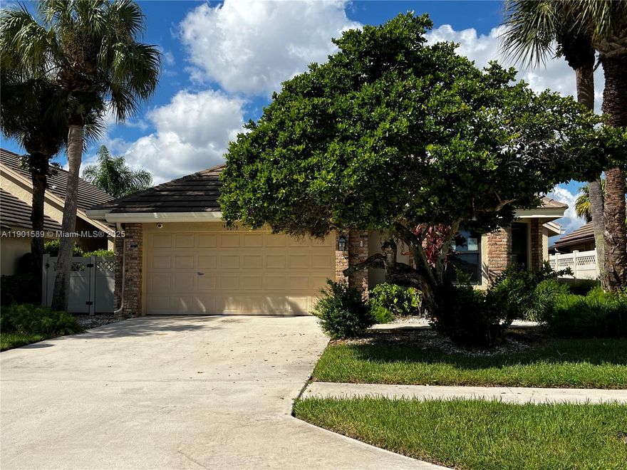 Great value and create equity with this CBS home on a small lake where homeowners can enjoy a great set of amenities and a lifestyle you deserve. Updated kitchen with SS appliances. Two bedrooms, den/office and two car garage. Investor program in place to save membership costs.  Mandatory Club Membership to Aberdeen.