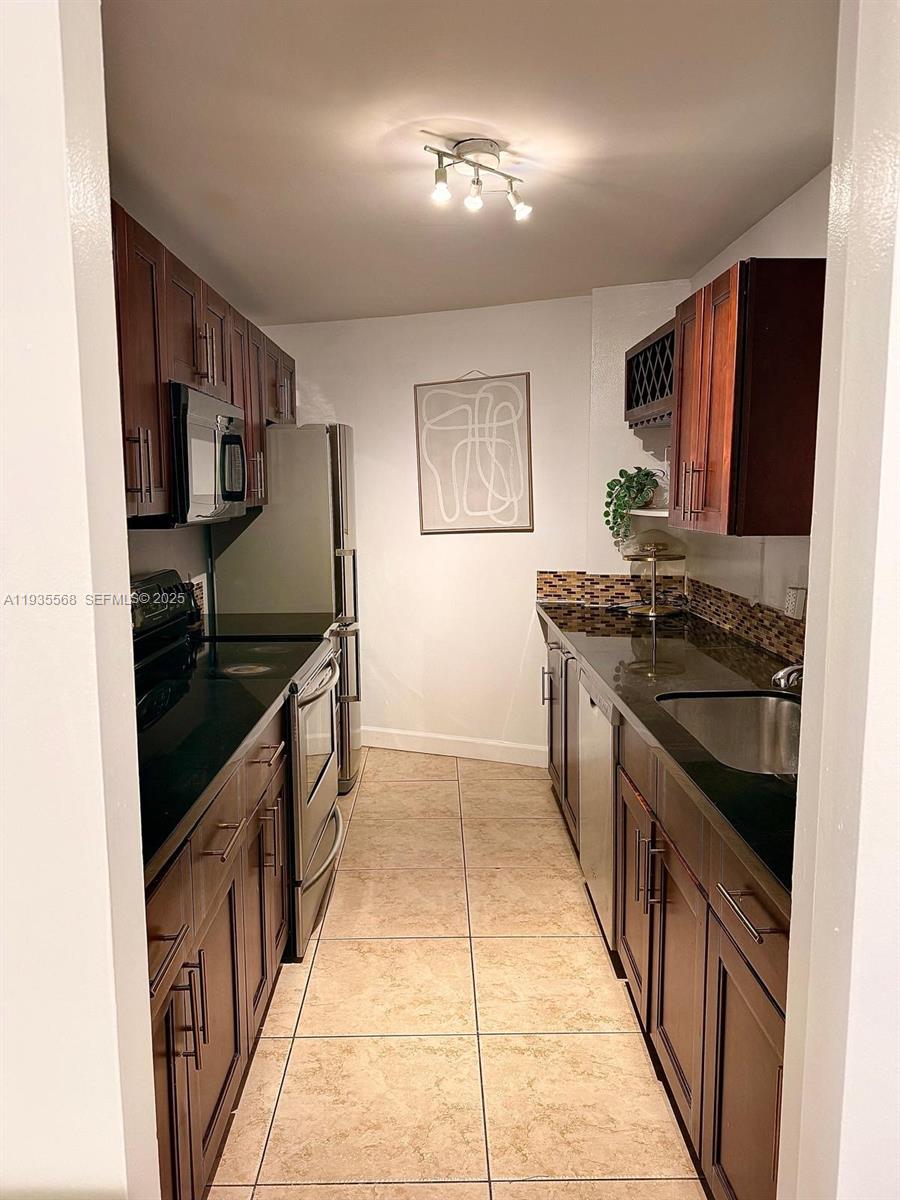 1881 Washington Ave 8D