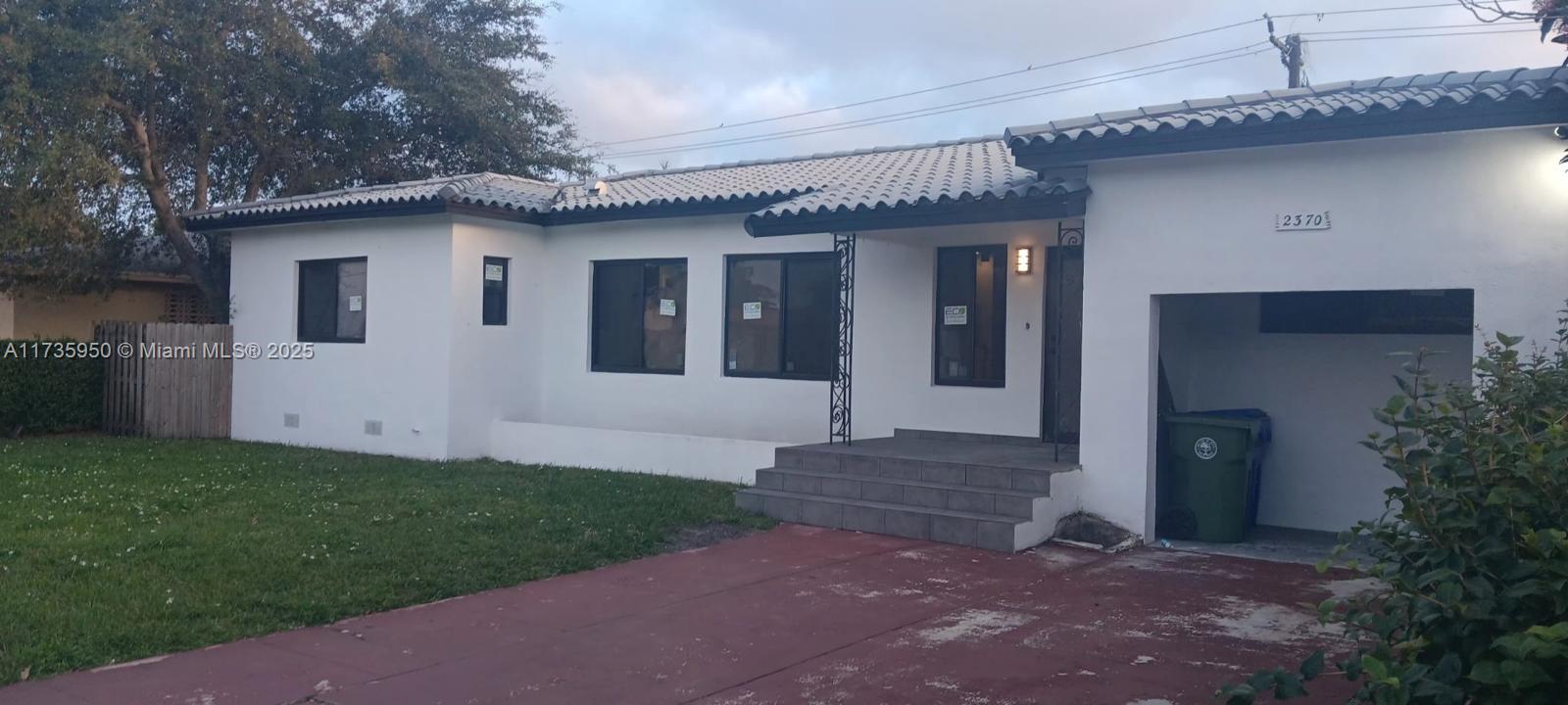 SINGLE FAMILY HOME IN GREAT AREA. 2BD / 2BTH - NO HOA - CENTRALLY LOCATED. REMODELED HOME. EASY TO SHOW CONTACT AGENT FOR YOUR SHOWING.