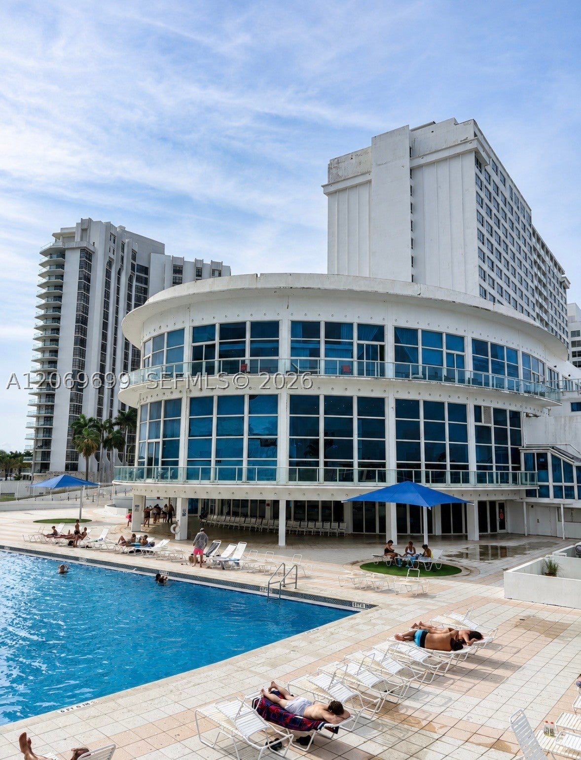 5445 Collins Ave CU26