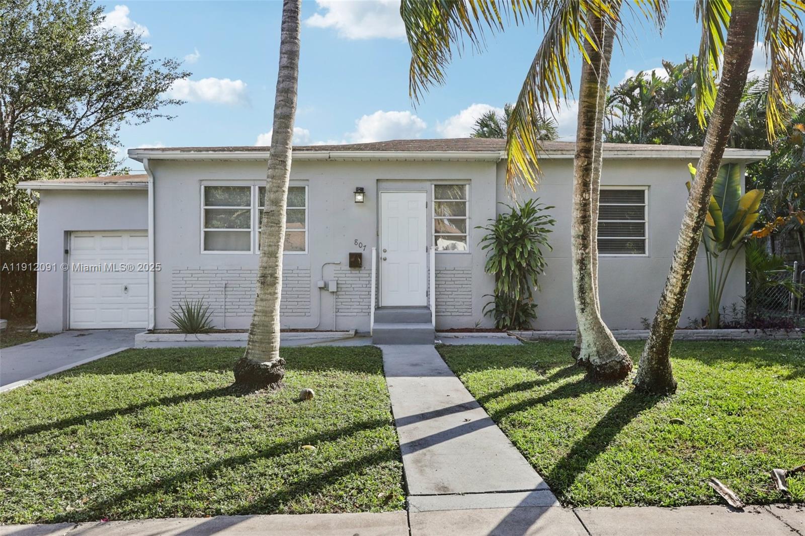 HOLLYWOOD LITTLE RANCHES - Residential