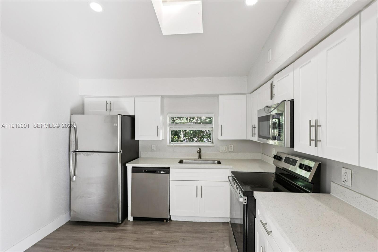 HOLLYWOOD LITTLE RANCHES - Residential