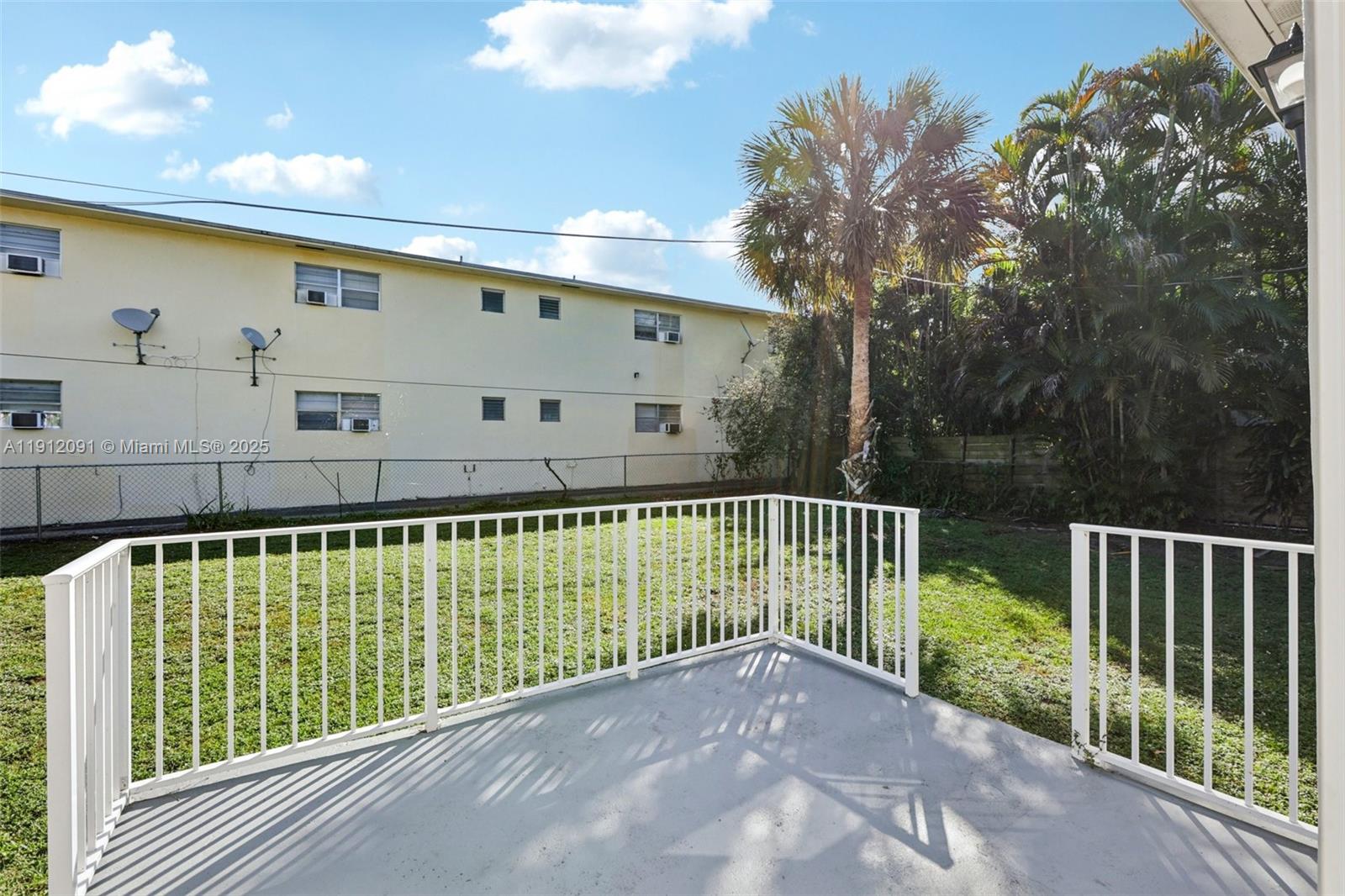 HOLLYWOOD LITTLE RANCHES - Residential