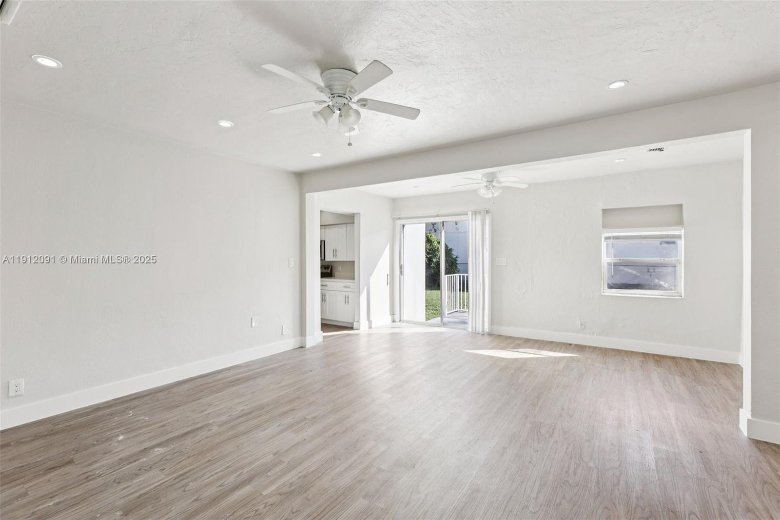 HOLLYWOOD LITTLE RANCHES - Residential