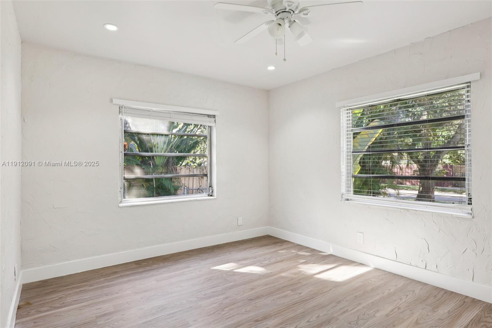 HOLLYWOOD LITTLE RANCHES - Residential