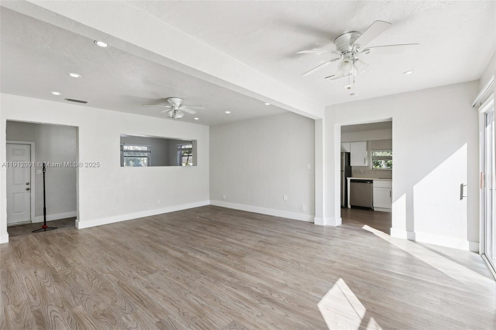 HOLLYWOOD LITTLE RANCHES - Residential