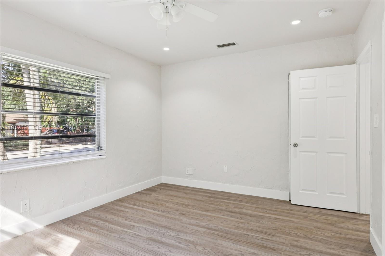 HOLLYWOOD LITTLE RANCHES - Residential