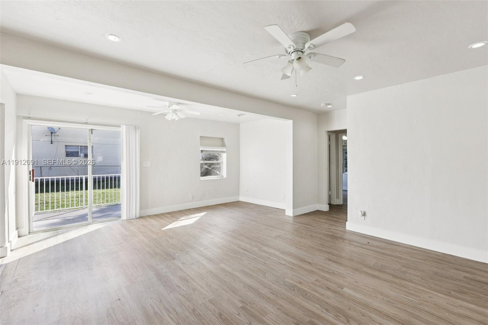 HOLLYWOOD LITTLE RANCHES - Residential