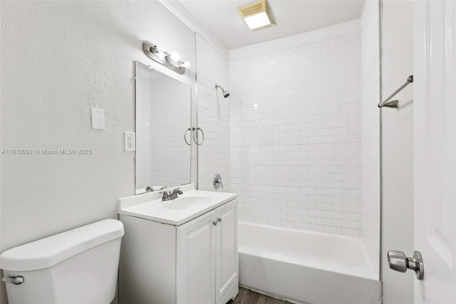 HOLLYWOOD LITTLE RANCHES - Residential