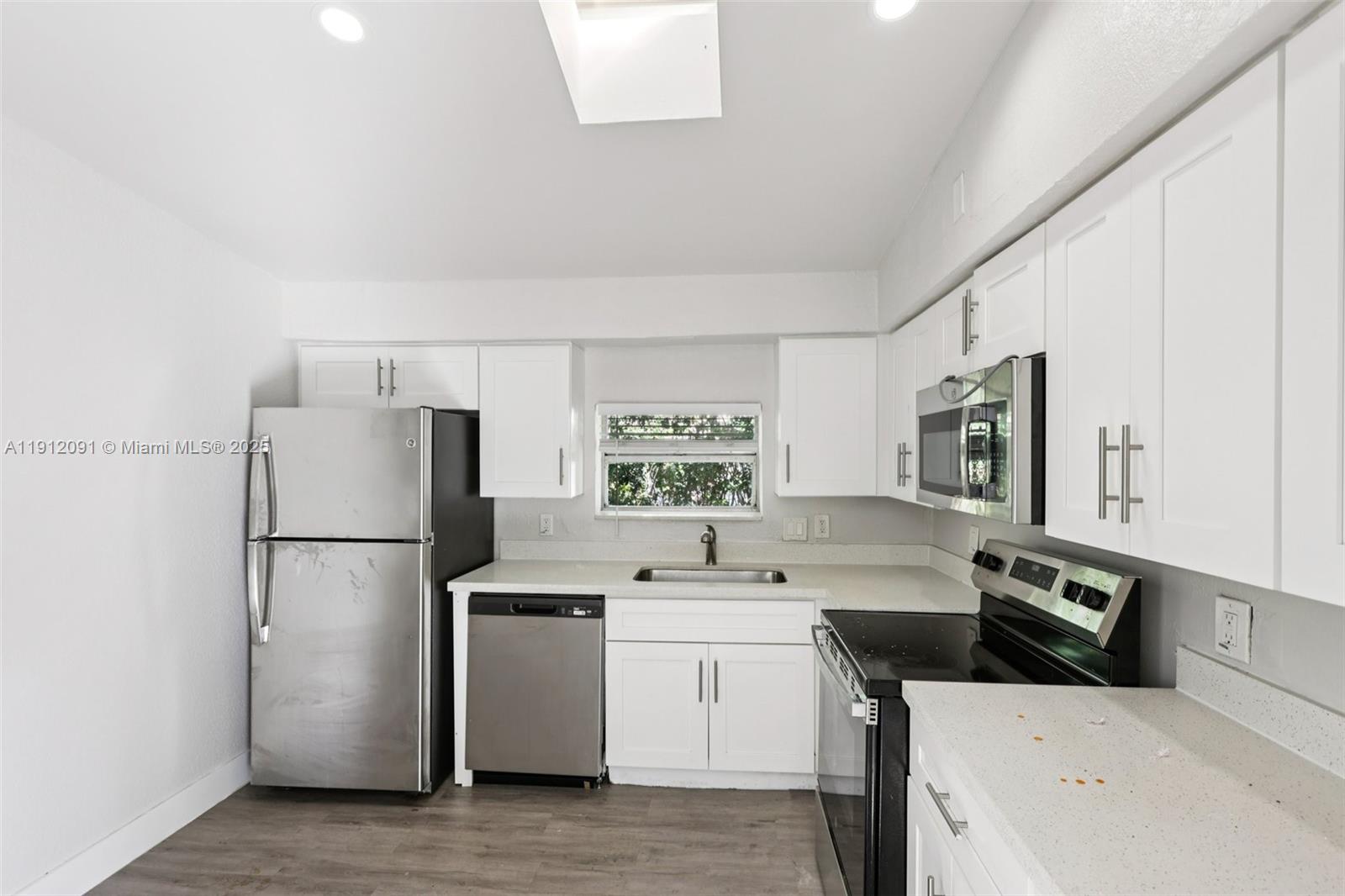 HOLLYWOOD LITTLE RANCHES - Residential