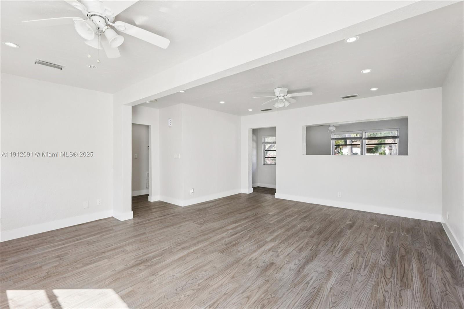 HOLLYWOOD LITTLE RANCHES - Residential