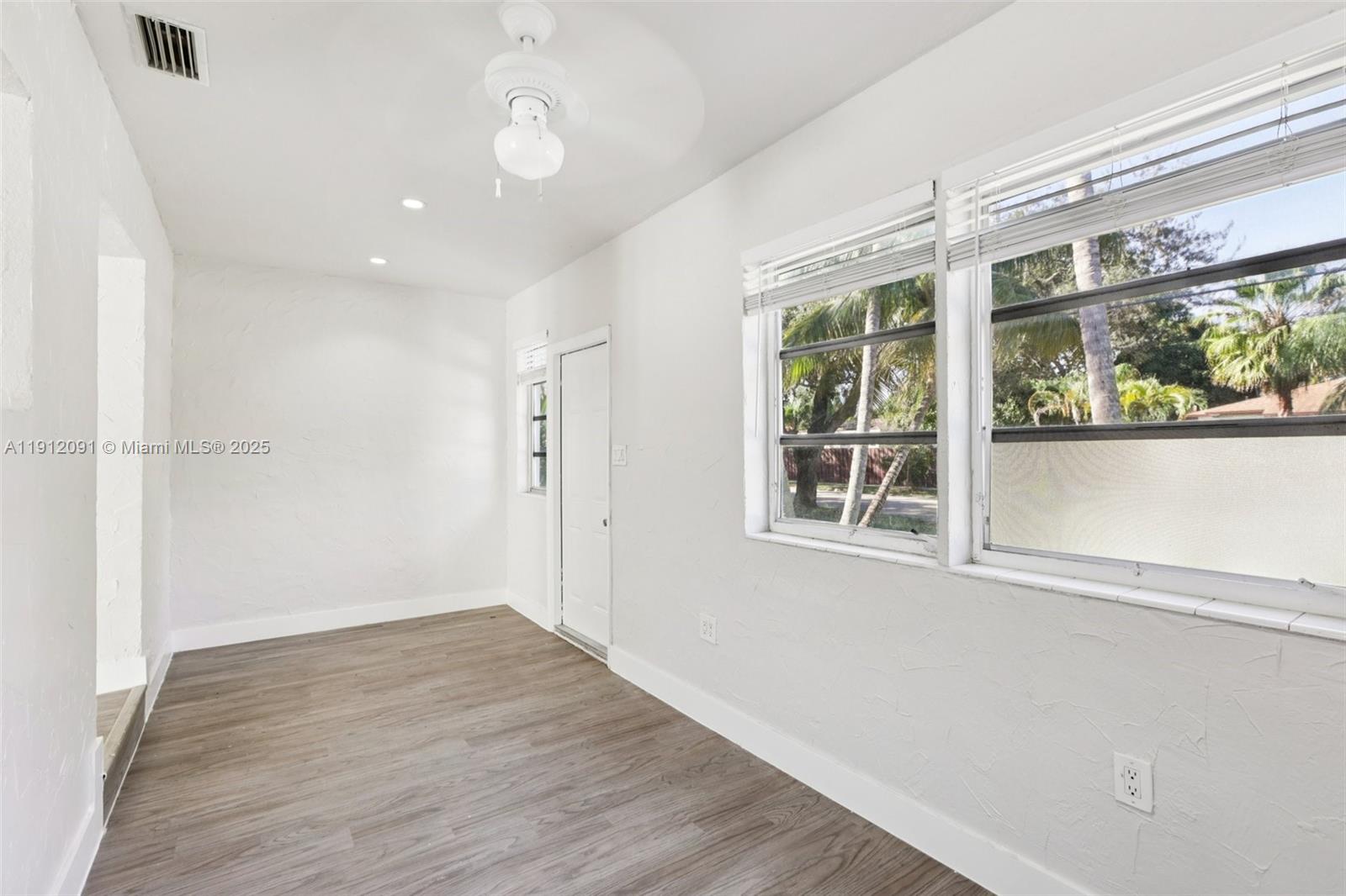 HOLLYWOOD LITTLE RANCHES - Residential