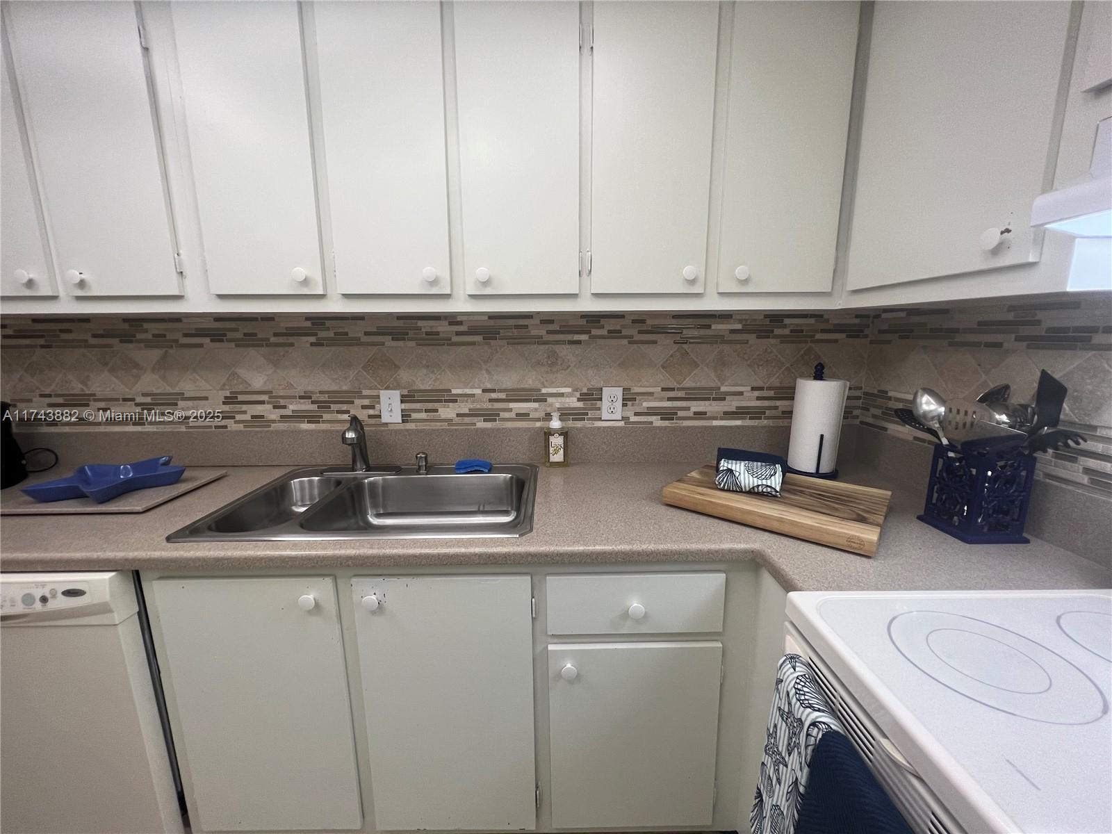 MAYAN TOWERS CONDO I - Residential Lease