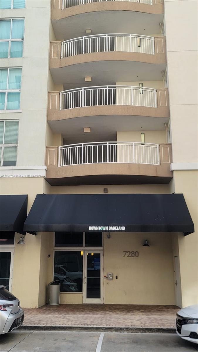 Beautiful two bedroom, two bathroom unit, directly across from Dadeland Mall. A must see. The unit features an updated kitchen, large walk-in closet in master bedroom. The unit has one assigned parking space included. Don't miss out on a great rental in an excellent location.