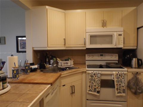 Photo of 410 SE 2nd St #115, Hallandale Beach, FL 33009 (MLS # A11961167)