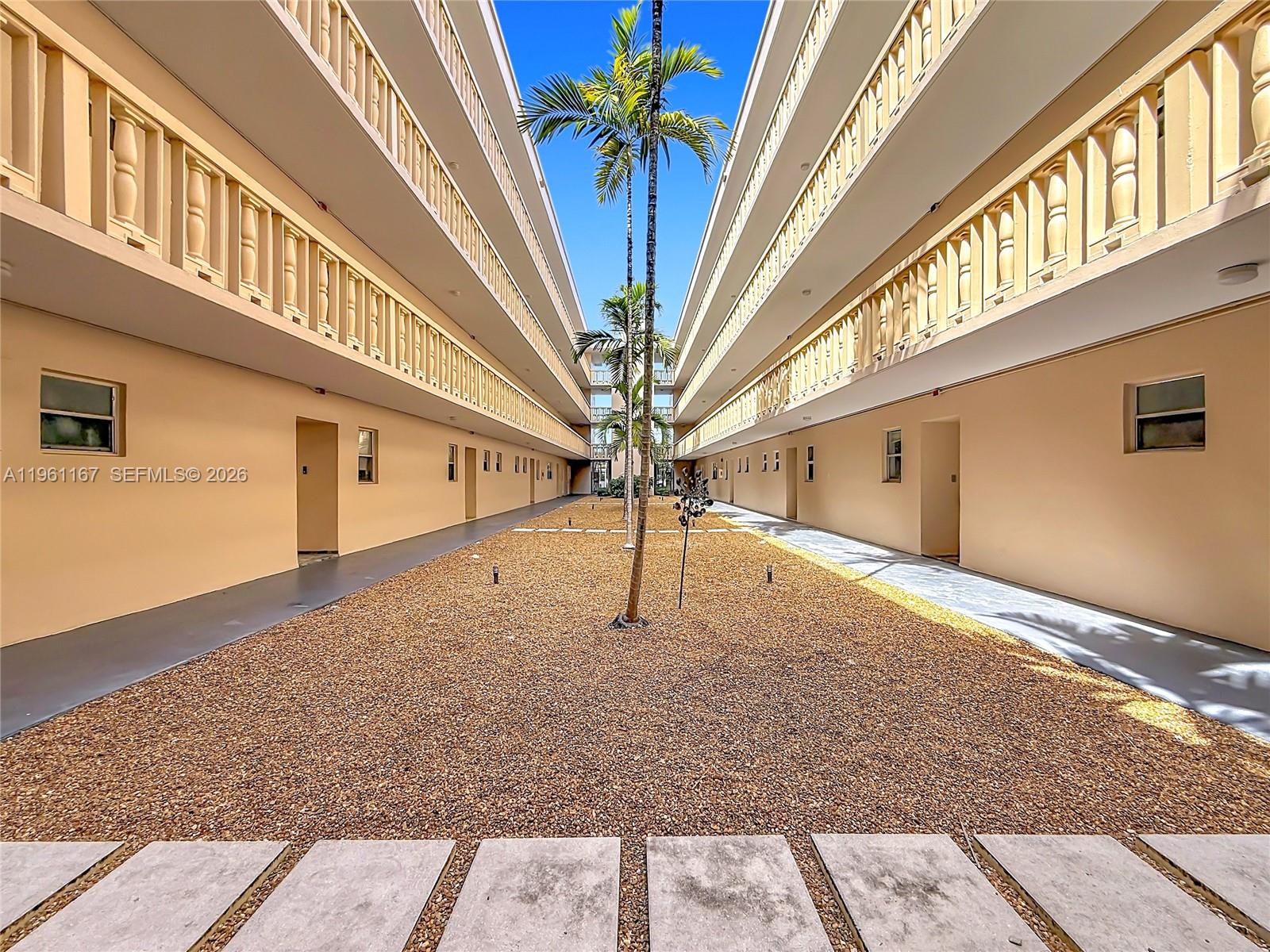 FOURTH GULFSTREAM GARDEN - Residential