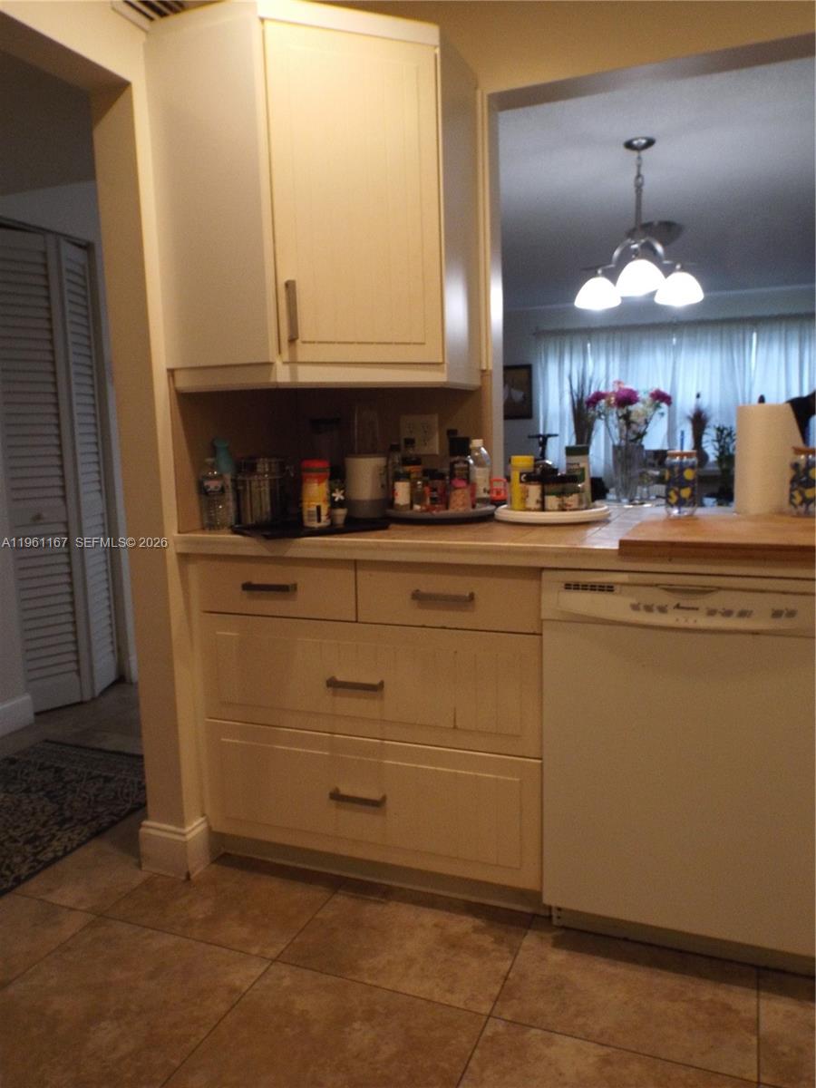 FOURTH GULFSTREAM GARDEN - Residential