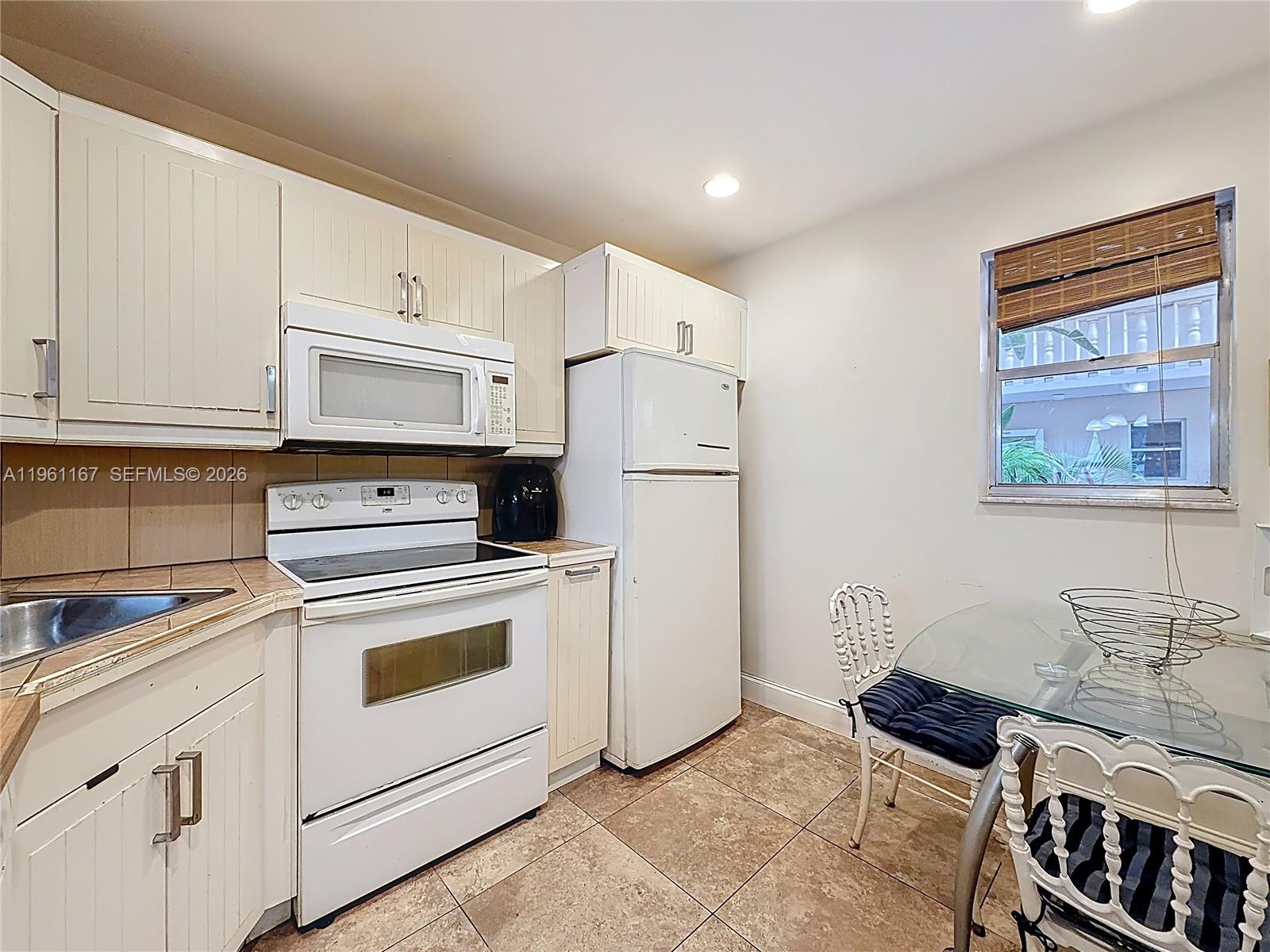 FOURTH GULFSTREAM GARDEN - Residential