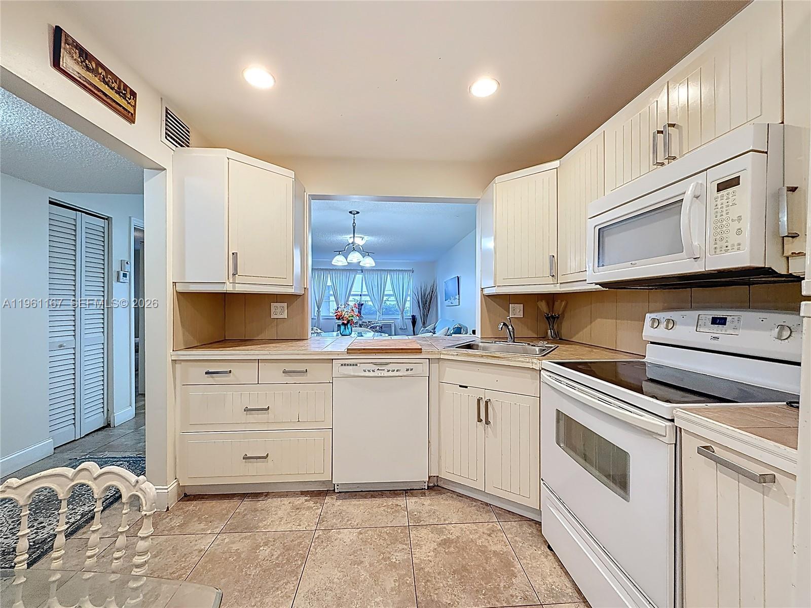 FOURTH GULFSTREAM GARDEN - Residential