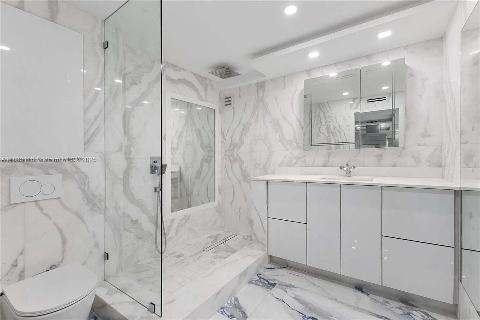 THE PRESIDENTIAL CONDO - Residential