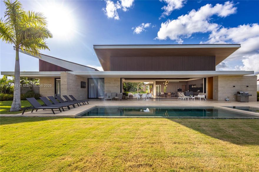Descubre el lujo contemporáneo en esta espectacular villa moderna y exclusiva en Casa de Campo, diseñada para aquellos que buscan elegancia, comodidad y privacidad. Su sofisticada arquitectura y espacios abiertos se mezclan perfectamente con un entorno natural sin igual.