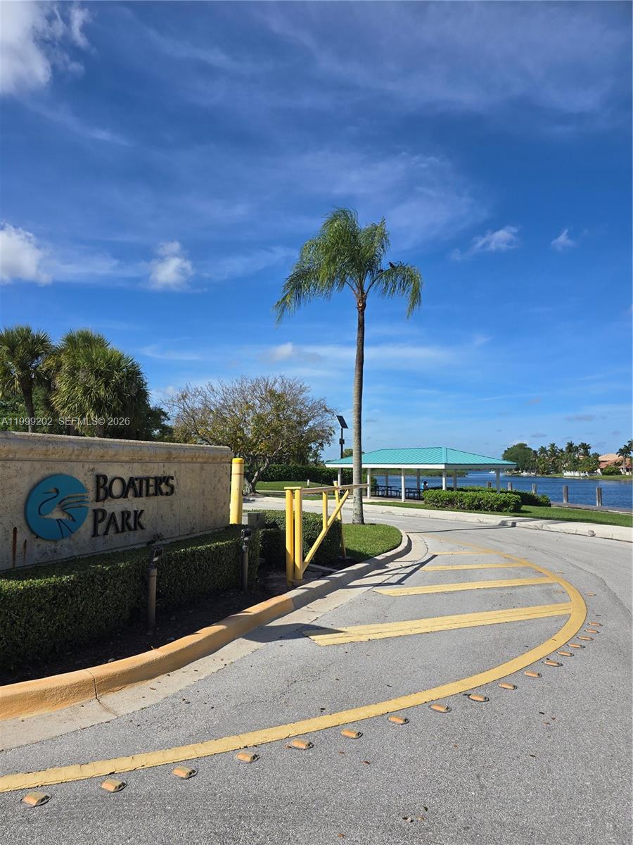 18341 NW 10th St, Pembroke Pines, FL, 33029/$894,900 2 18341 NW 10th St