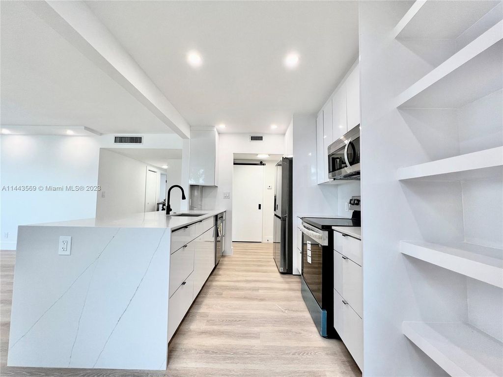 Photo of 4200 Hillcrest Dr #220, Hollywood, FL 33021 (MLS # A11443569)