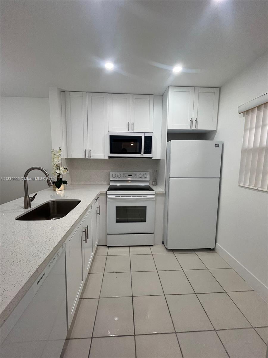 JASMINE GARDENS CONDO INC - Residential Lease