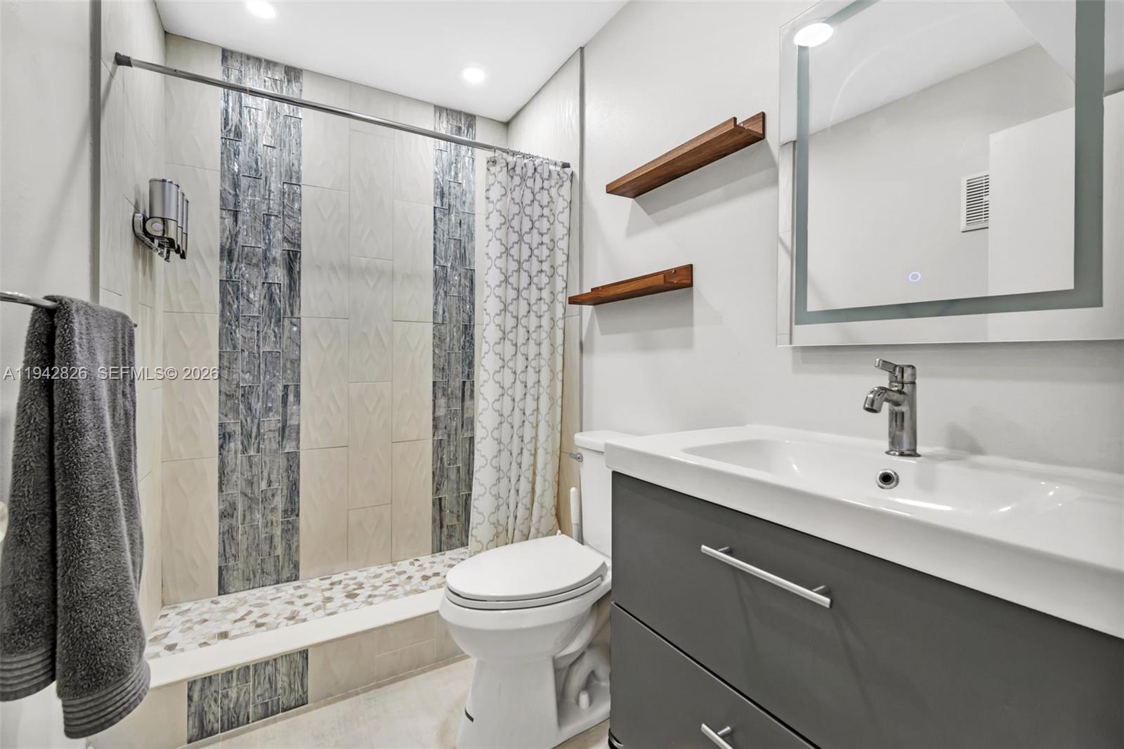 BUILDING EIGHT OF RACQUET - Residential