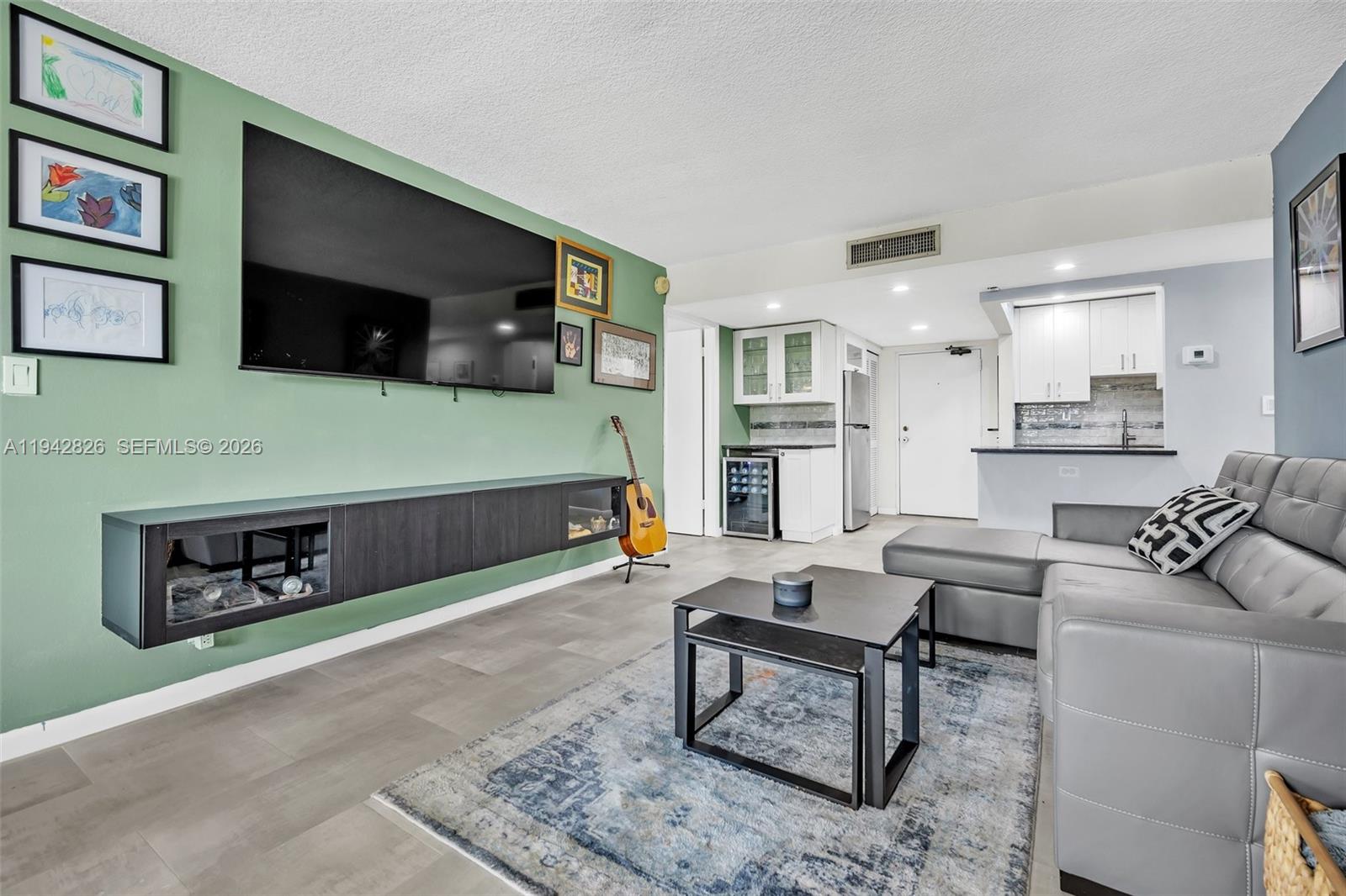 BUILDING EIGHT OF RACQUET - Residential