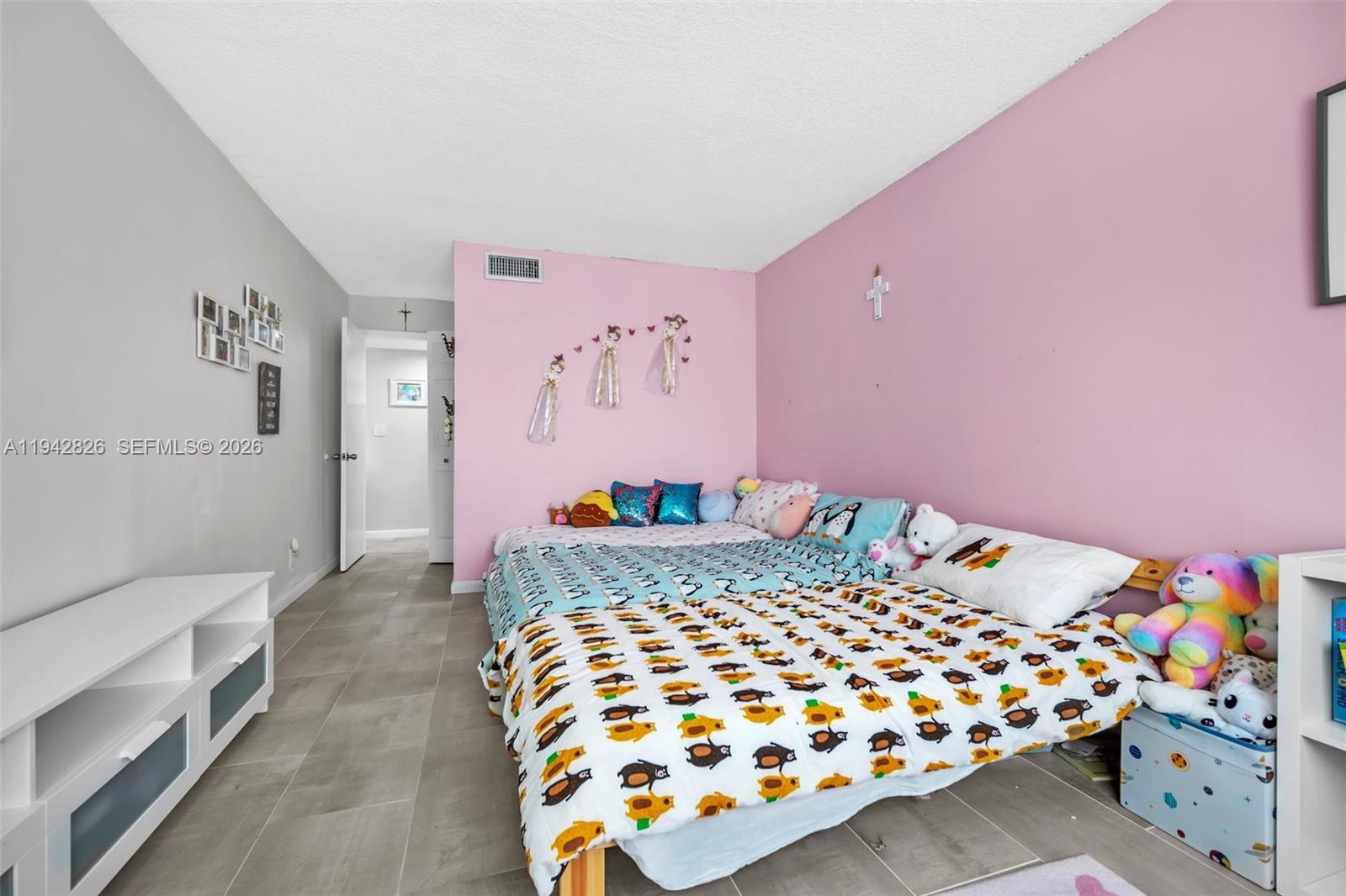 BUILDING EIGHT OF RACQUET - Residential