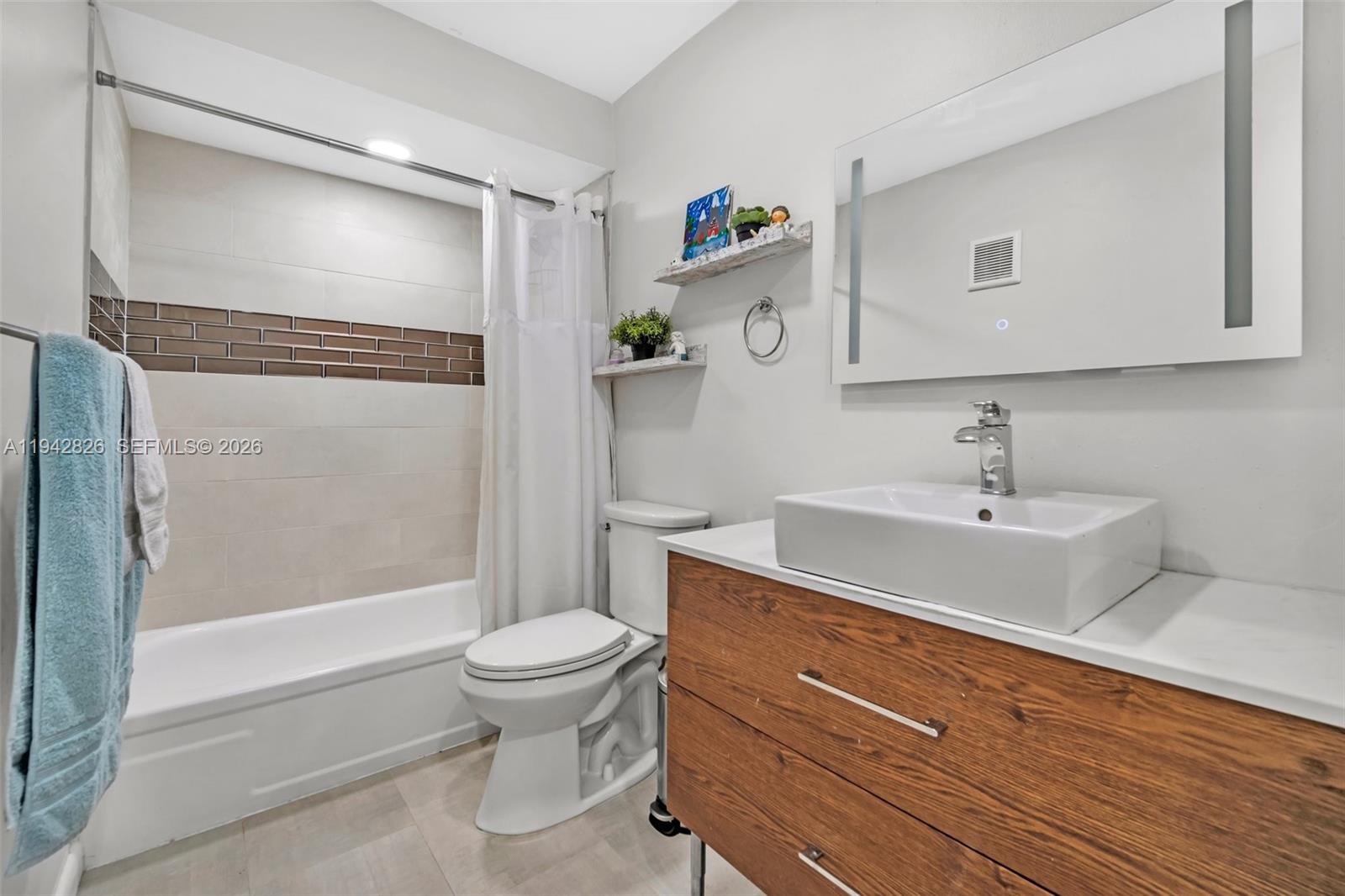 BUILDING EIGHT OF RACQUET - Residential