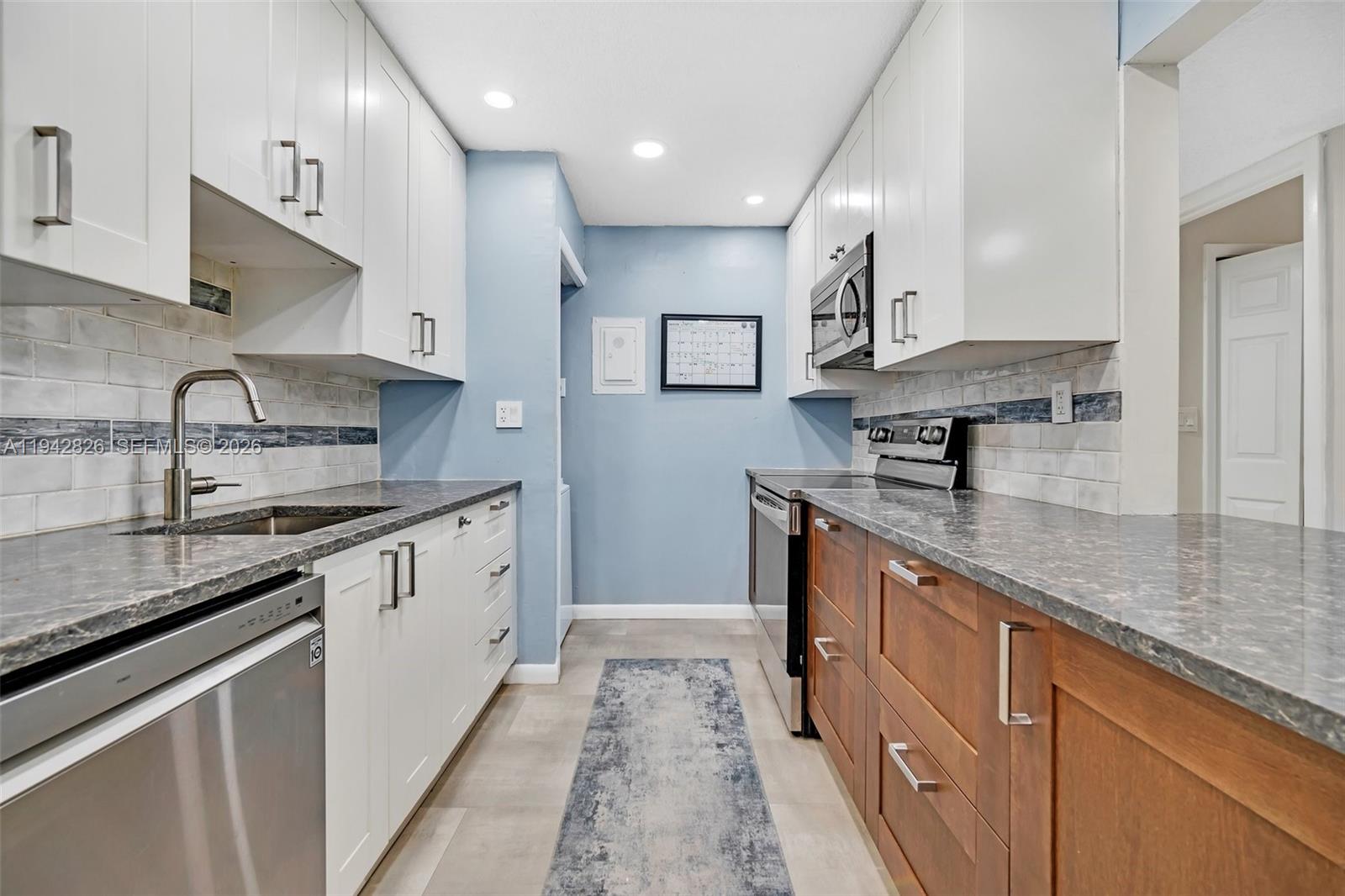 BUILDING EIGHT OF RACQUET - Residential