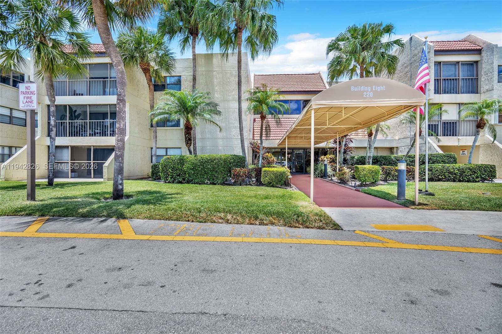 BUILDING EIGHT OF RACQUET - Residential