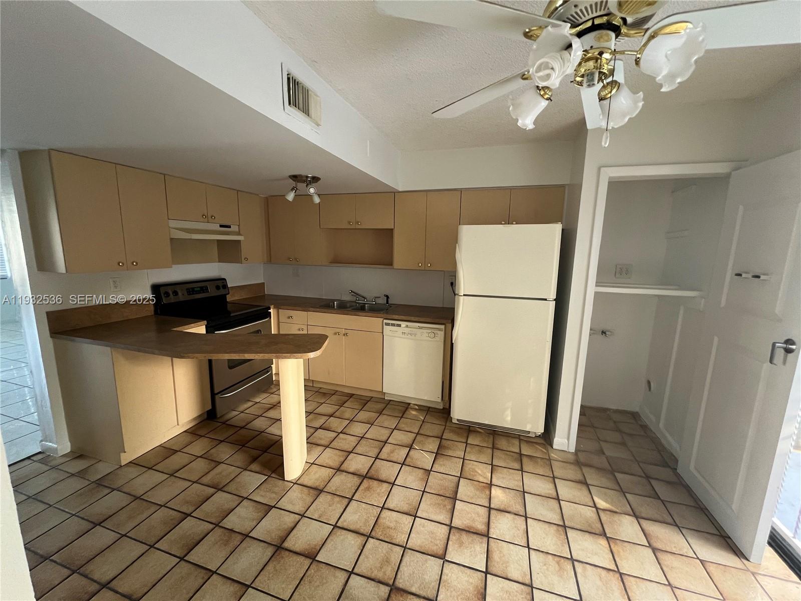 RAINBOW TOWNHOME CONDO - Residential Lease