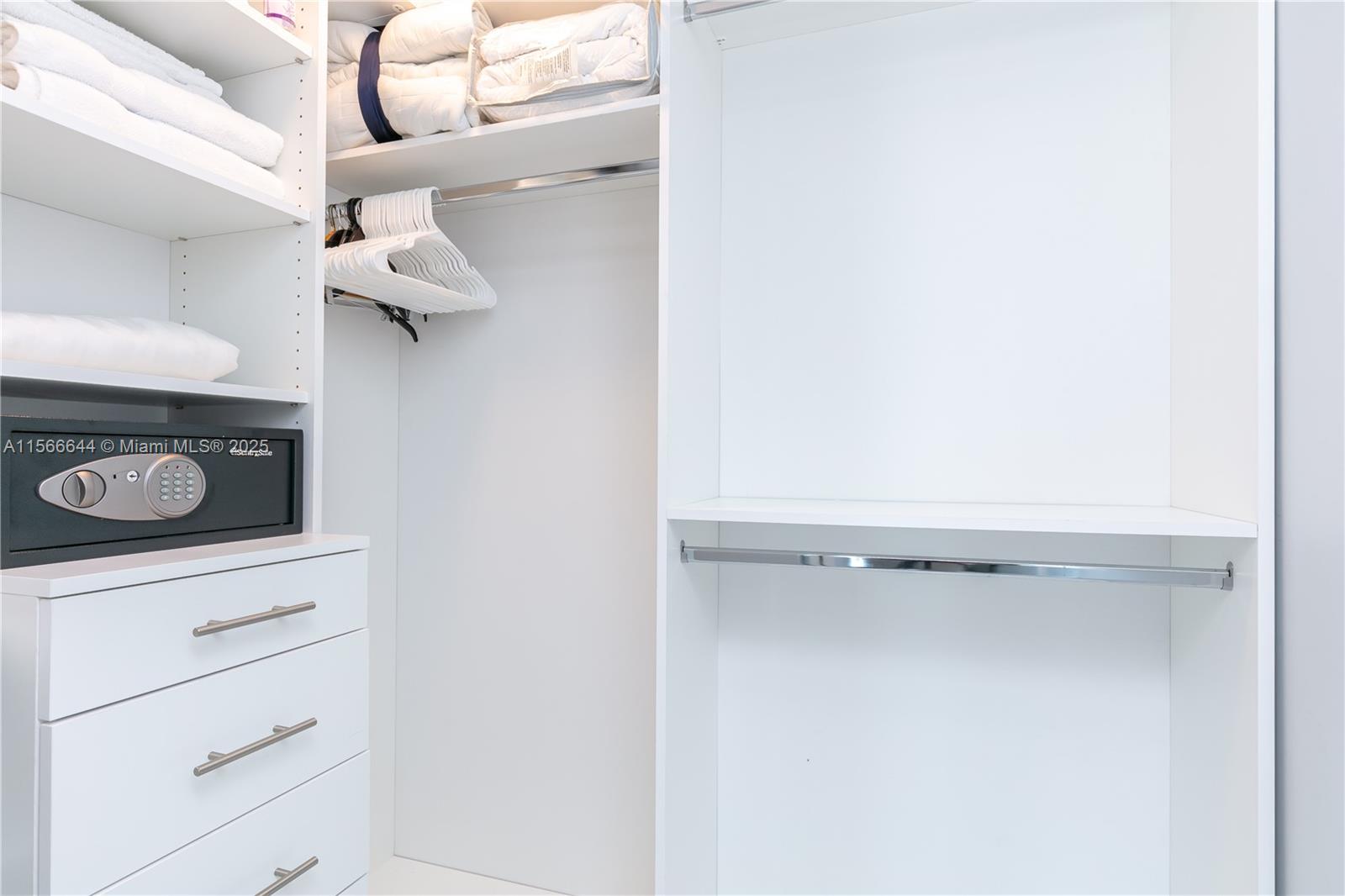 PARQUE TOWERS CONDO - Residential