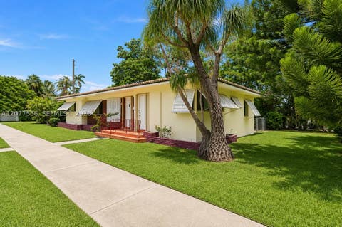 Tiny photo for 425 S 15th Ave, Hollywood, FL 33020 (MLS # A12077556)