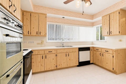 Tiny photo for 425 S 15th Ave, Hollywood, FL 33020 (MLS # A12077556)