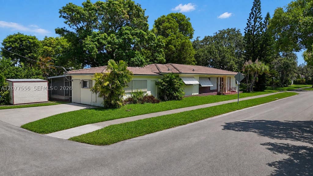 Photo of 425 S 15th Ave, Hollywood, FL 33020 (MLS # A12077556)