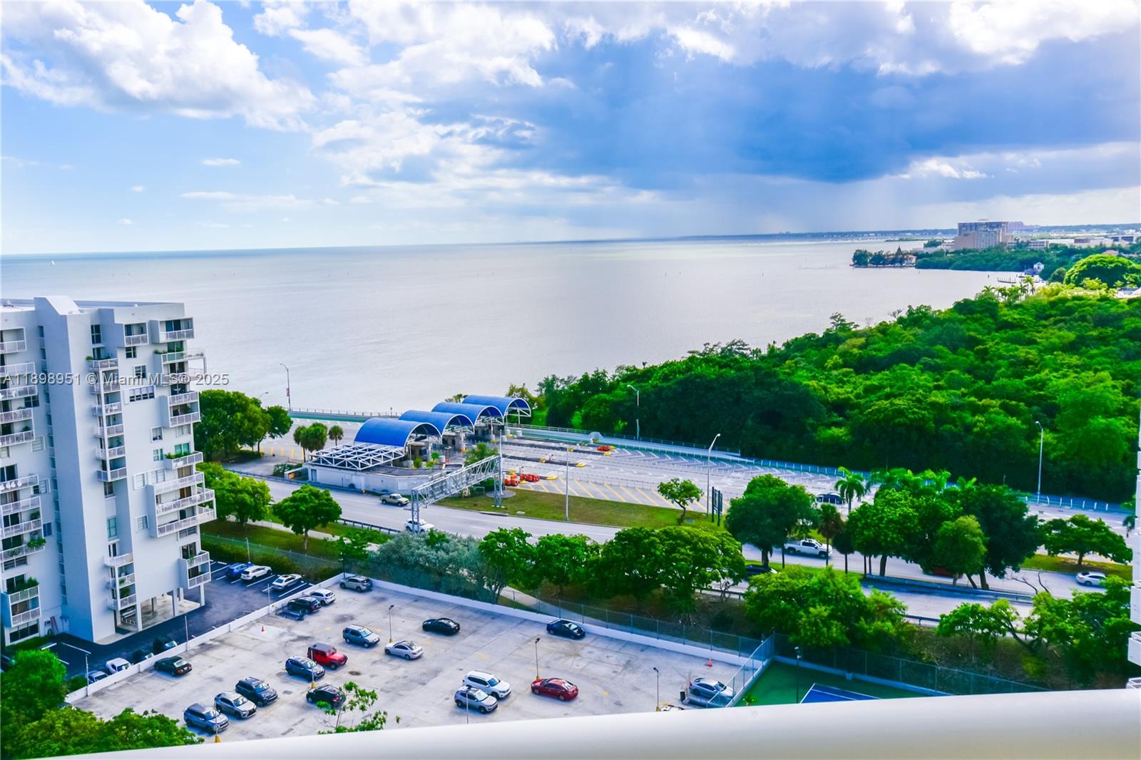 THE METROPOLITAN CONDO - Residential Lease