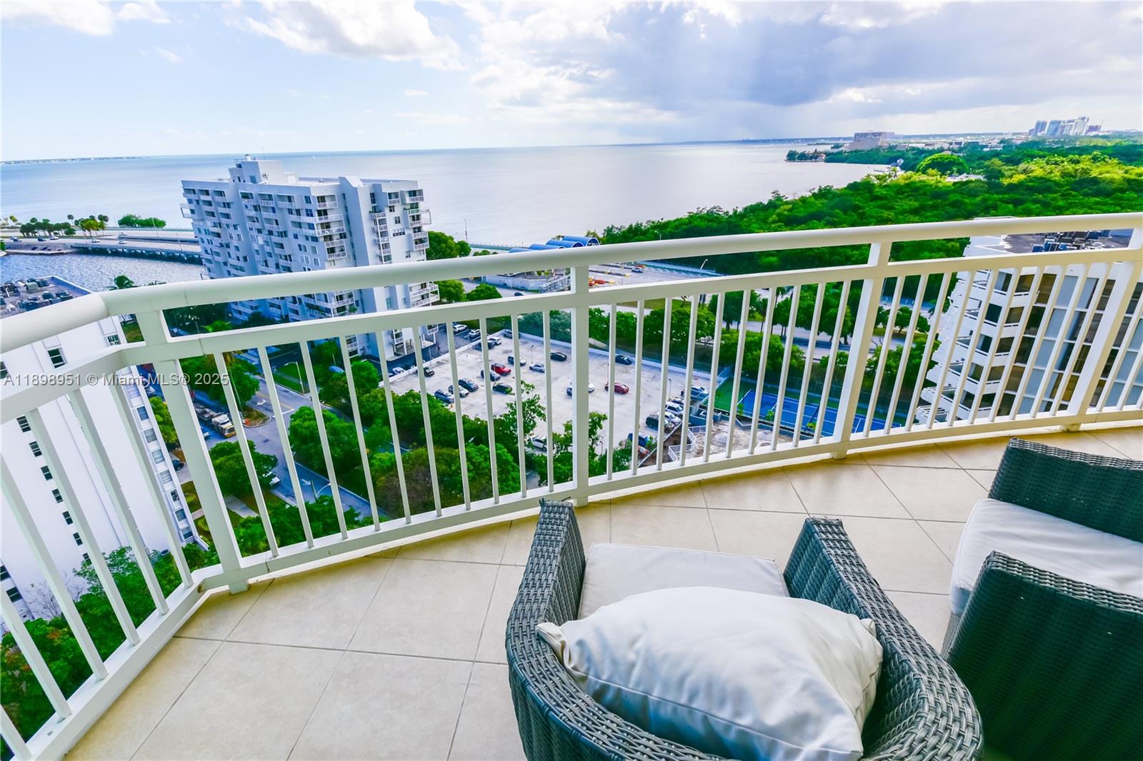 THE METROPOLITAN CONDO - Residential Lease