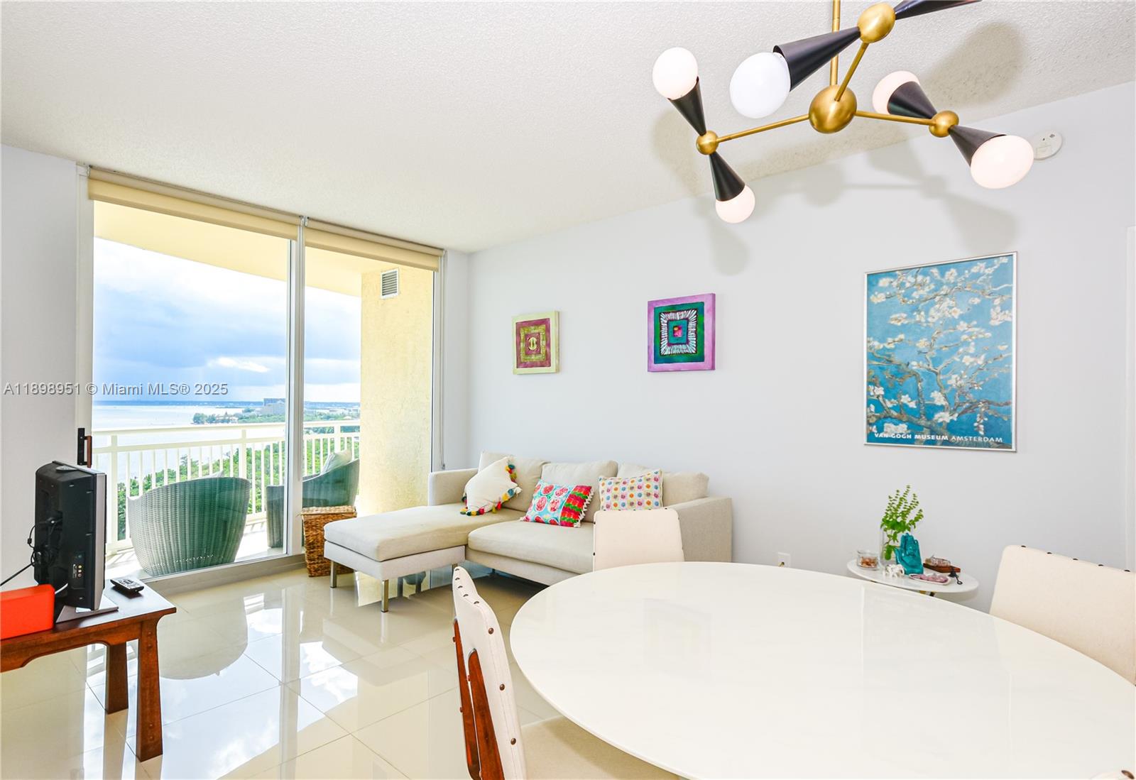 THE METROPOLITAN CONDO - Residential Lease