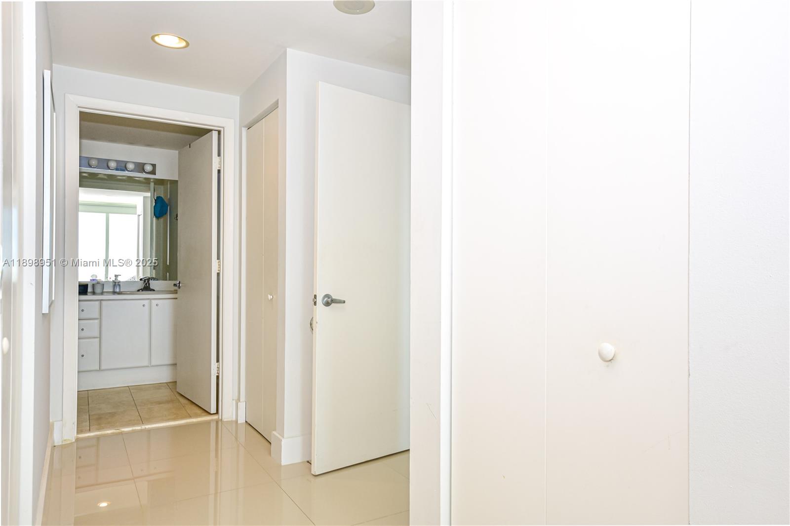 THE METROPOLITAN CONDO - Residential Lease