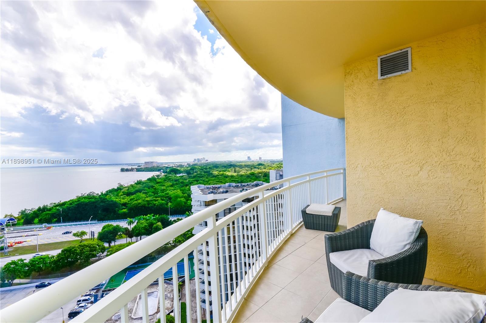 THE METROPOLITAN CONDO - Residential Lease