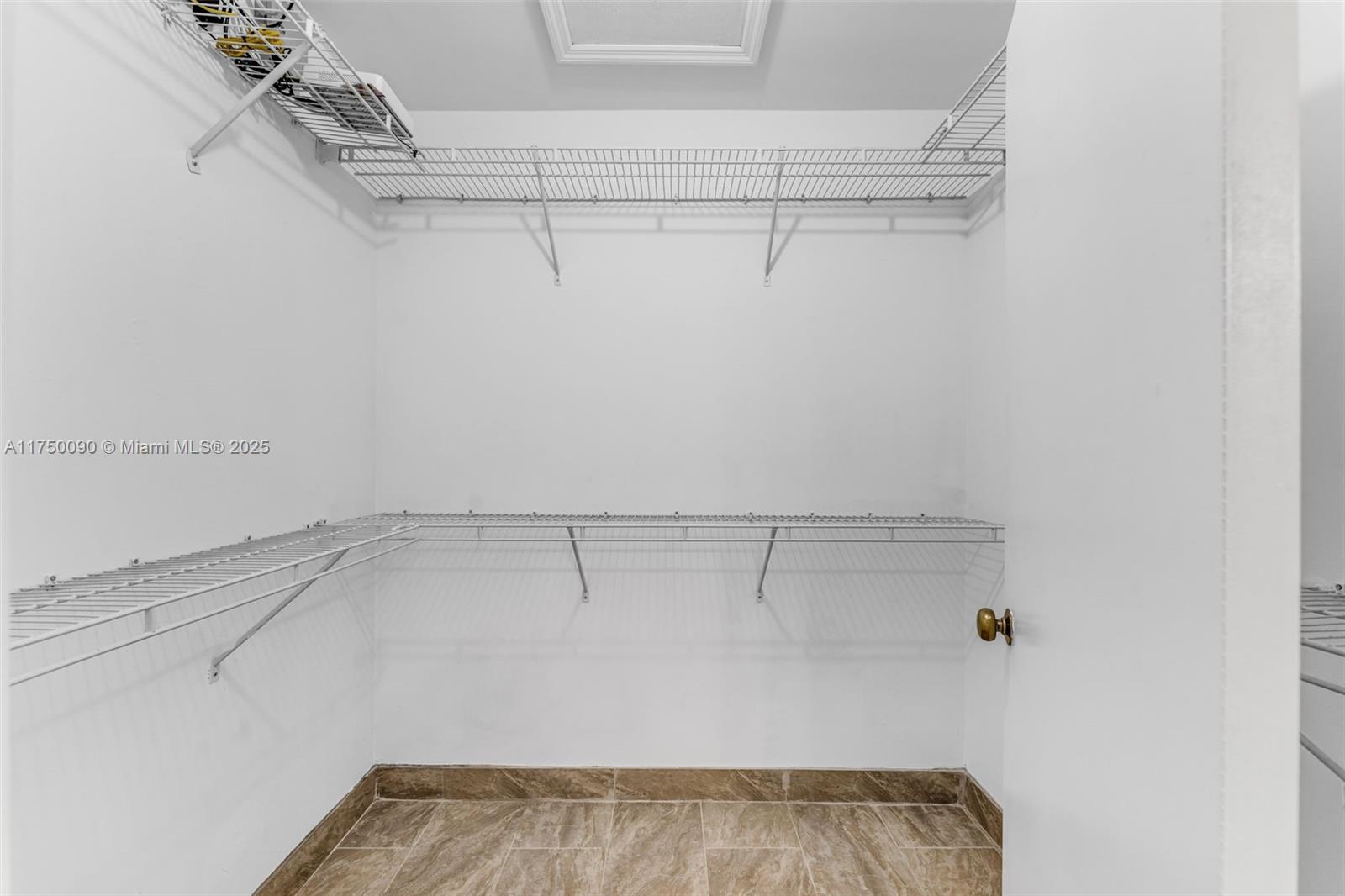 LAKESHORE CONDO #5 - Residential